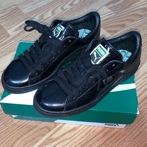 Black shiney pumas sneakers